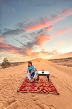 日出时分，摩洛哥沙漠中，一个人在地毯上放松的宁静画面