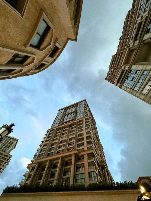 Free Dynamic capture of modern skyscrapers against a moody sky, perfect for urban design themes. Stock Photo