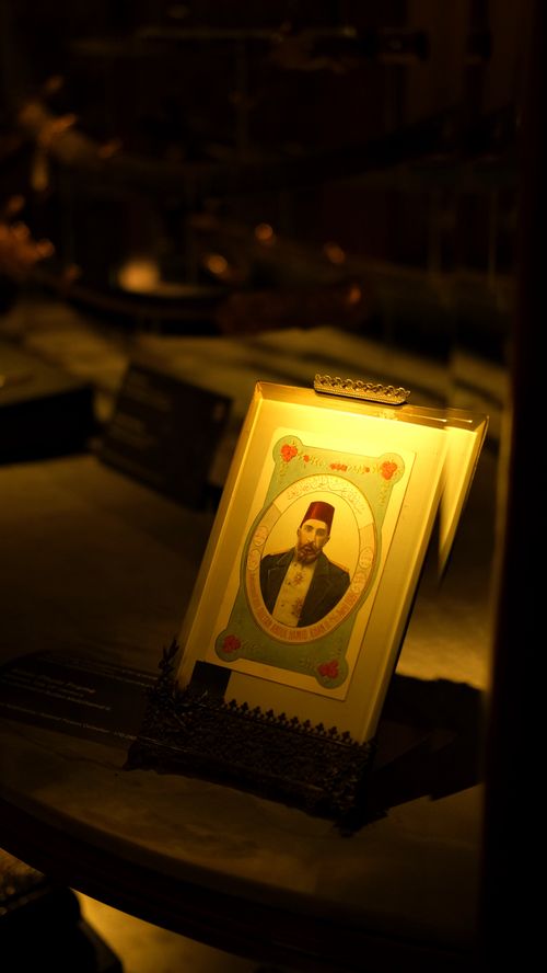 Free Illuminated vintage portrait in a dimly lit museum exhibit, reflecting historical ambiance. Stock Photo
