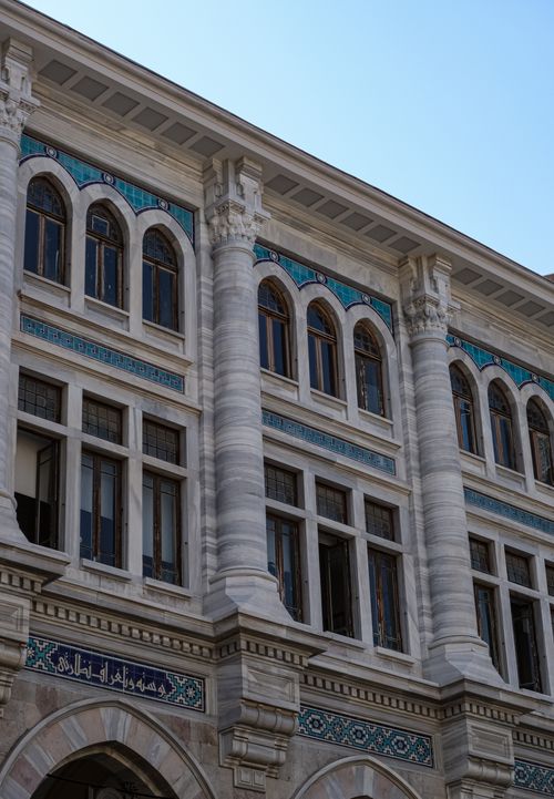Free Classic architecture with arched windows and ornate facade in a city setting, ideal for urban themes. Stock Photo