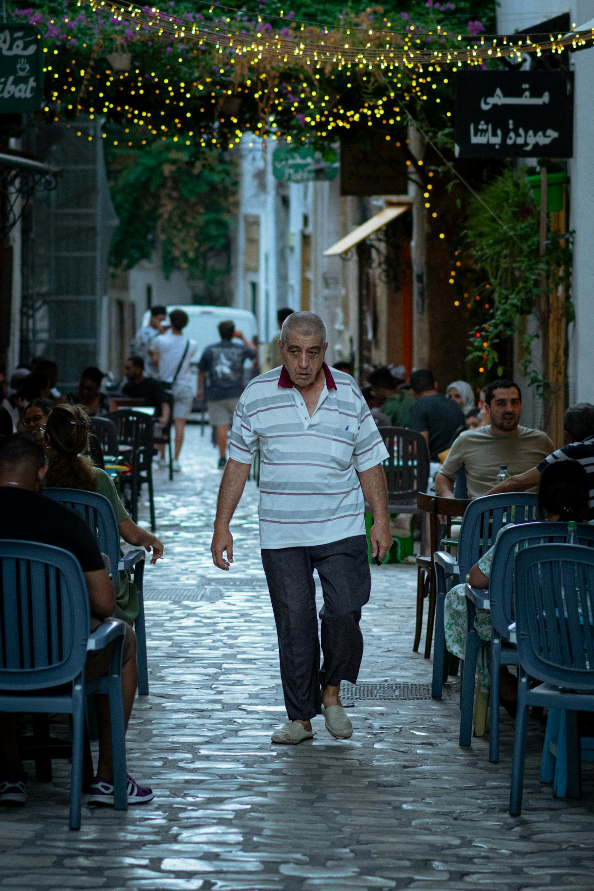 Uliczka w medinie w Tunezji z restauracjami i lokalnymi ludźmi