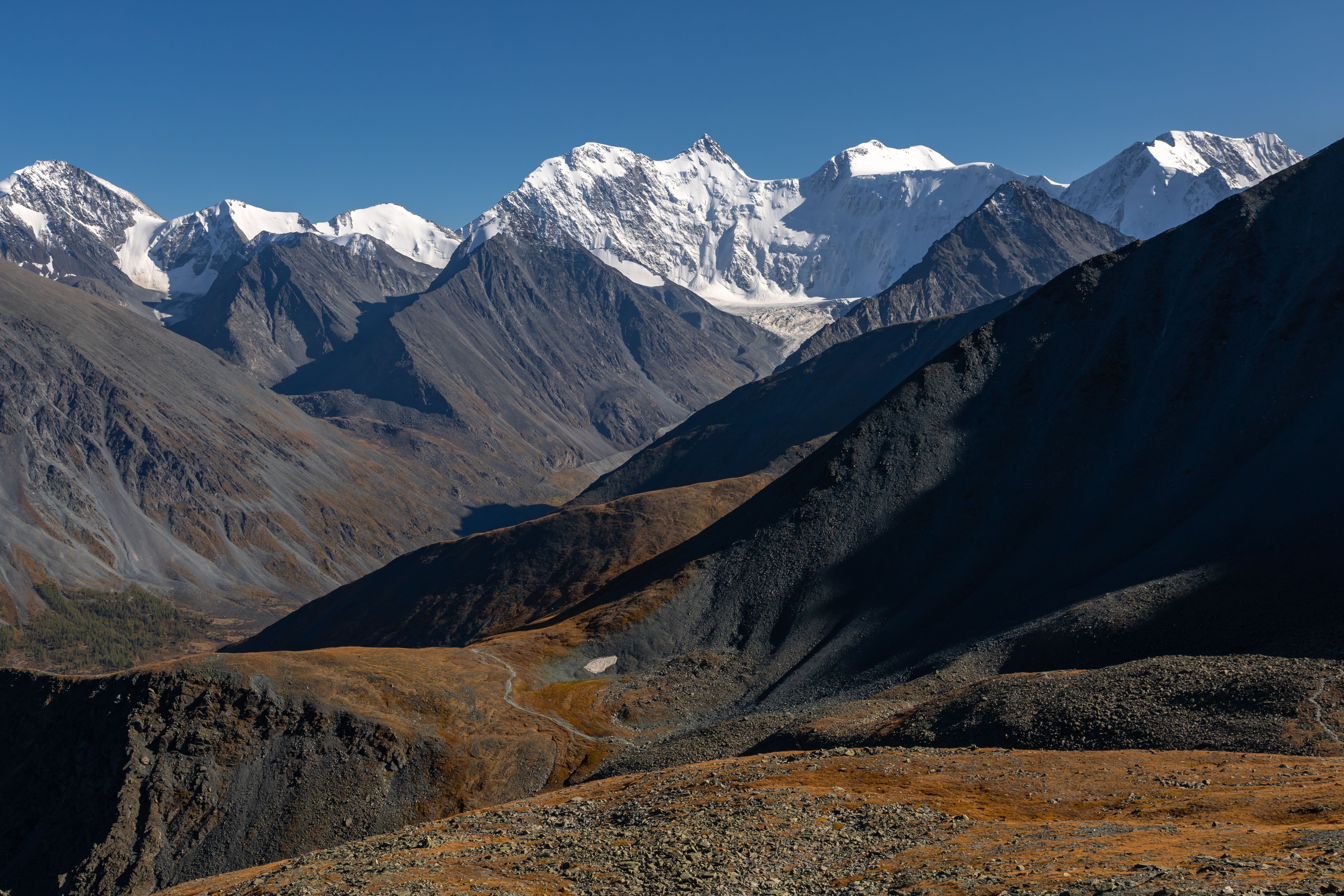 Breathtaking snowcapped peaks and rugged terrain in Altai Mountains, Russia.