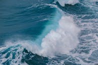 强大的海浪沿着风景秀丽的葡萄牙纳扎雷海岸撞击，展示了大自然的原始美景