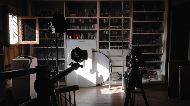 Wnętrze studia Voltry z ciepłym industrialnym oświetleniem