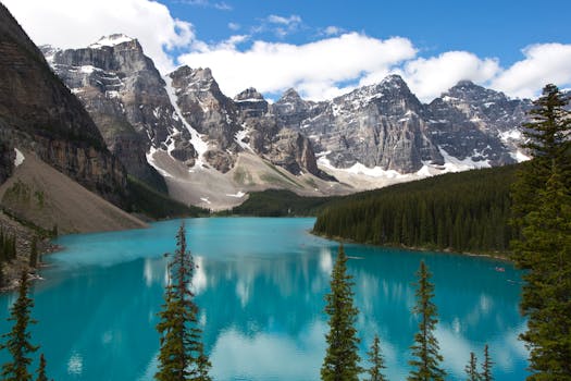 加拿大艾伯塔省落基山脉的冰兰湖倒影令人惊叹