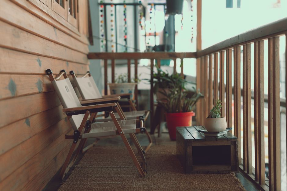 Een gezellig balkon met warme herfstkleuren. Een gezellig balkon met warme herfstkleuren.