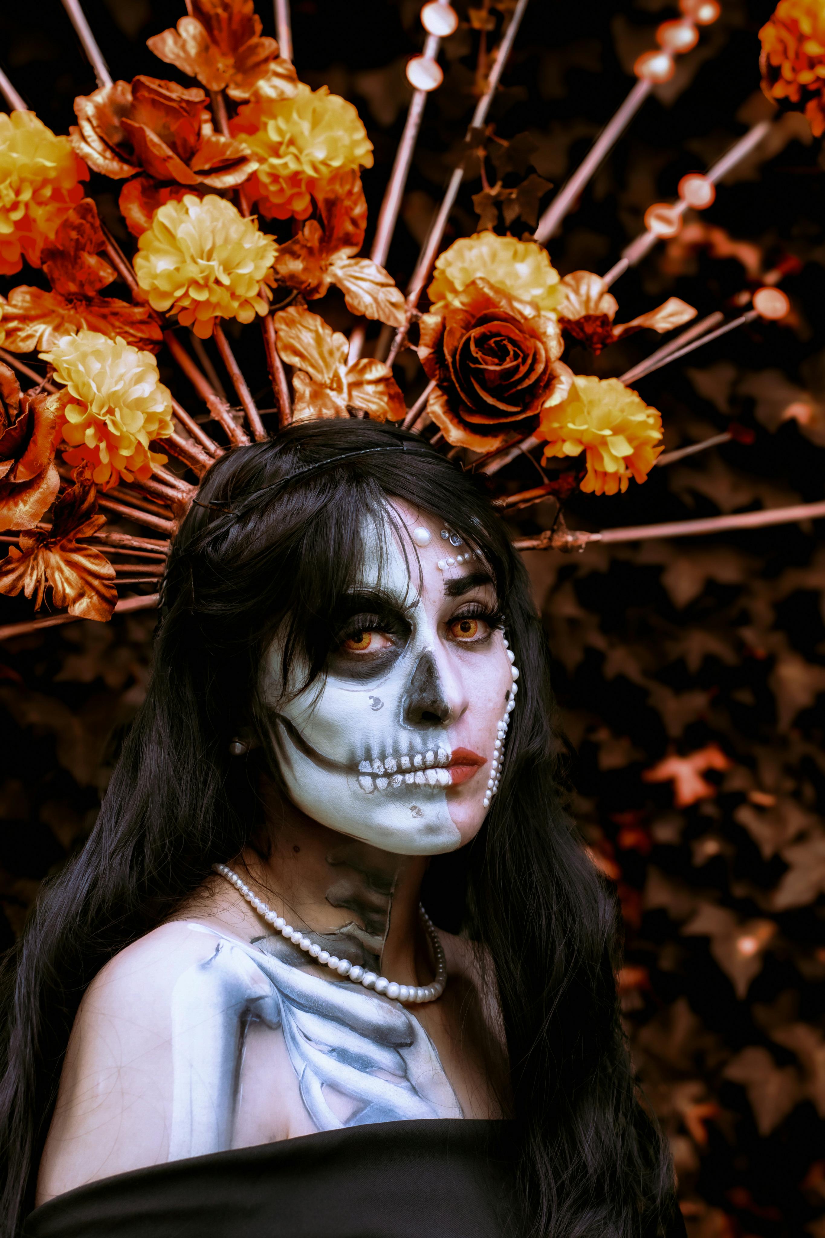 Ücretsiz cadılar bayramı kostümü, cadılar bayramı teması, canlı çiçekler içeren Ücretsiz stok fotoğraf Stok Fotoğraflar