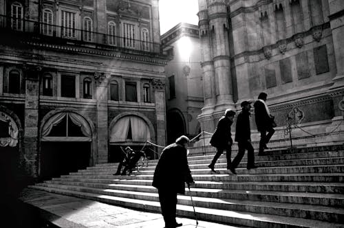 Merdivenlerde Yürüyen İnsanlar Gri Tonlamalı Fotoğraf