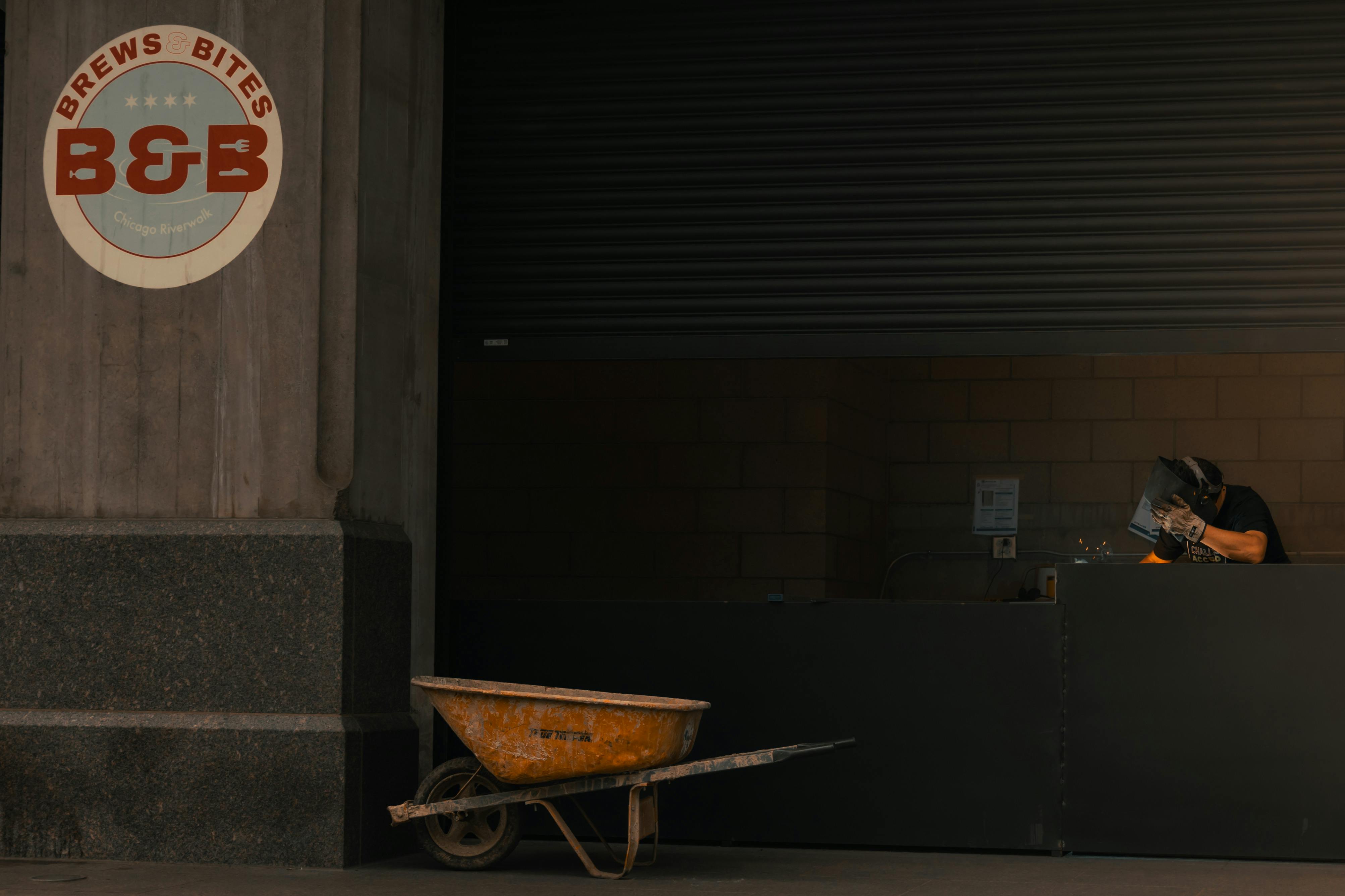 <b>Finding the Perfect Workspace: Cafes, Co-working & More</b>