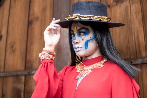 Free A woman in Day of the Dead makeup and costume, showcasing vibrant cultural traditions and elegance. Stock Photo