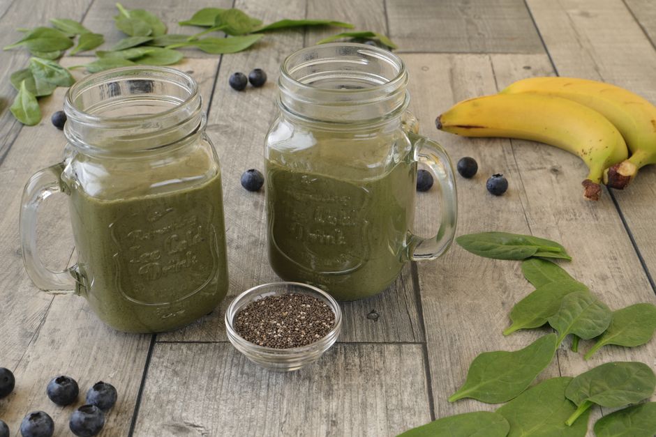 Green vegan smoothie with spinach and seeds - easy vegan protein shakes Green vegan smoothie with spinach and seeds - easy vegan protein shakes