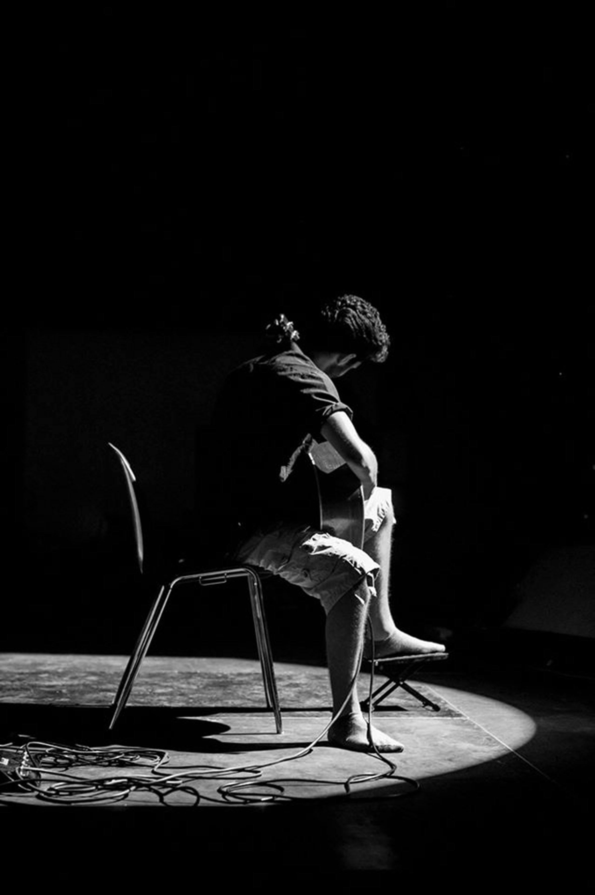 grátis Homem Tocando Violão Foto profissional