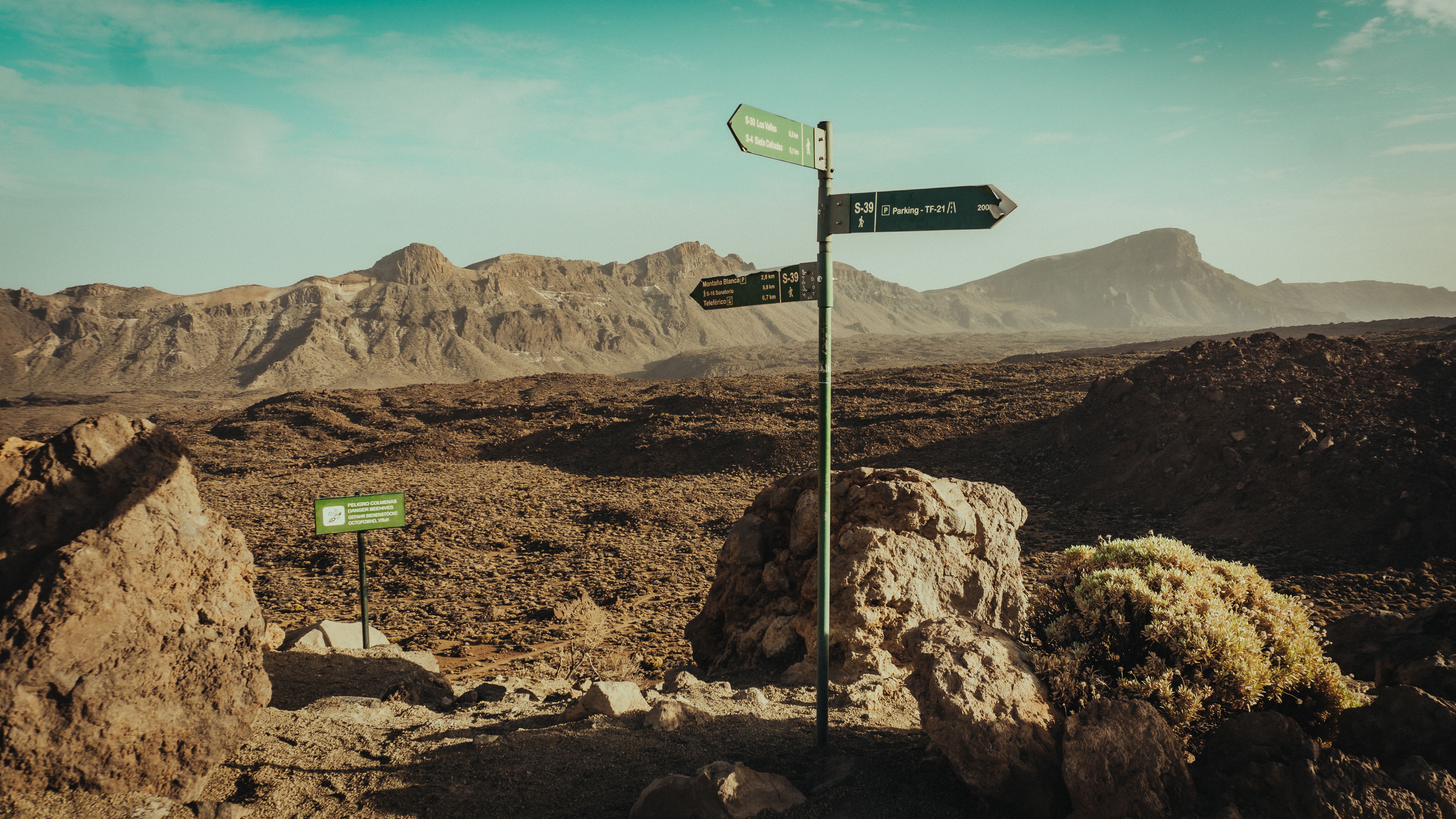 Destination Sign in a Rocky Valley · Free Stock Photo