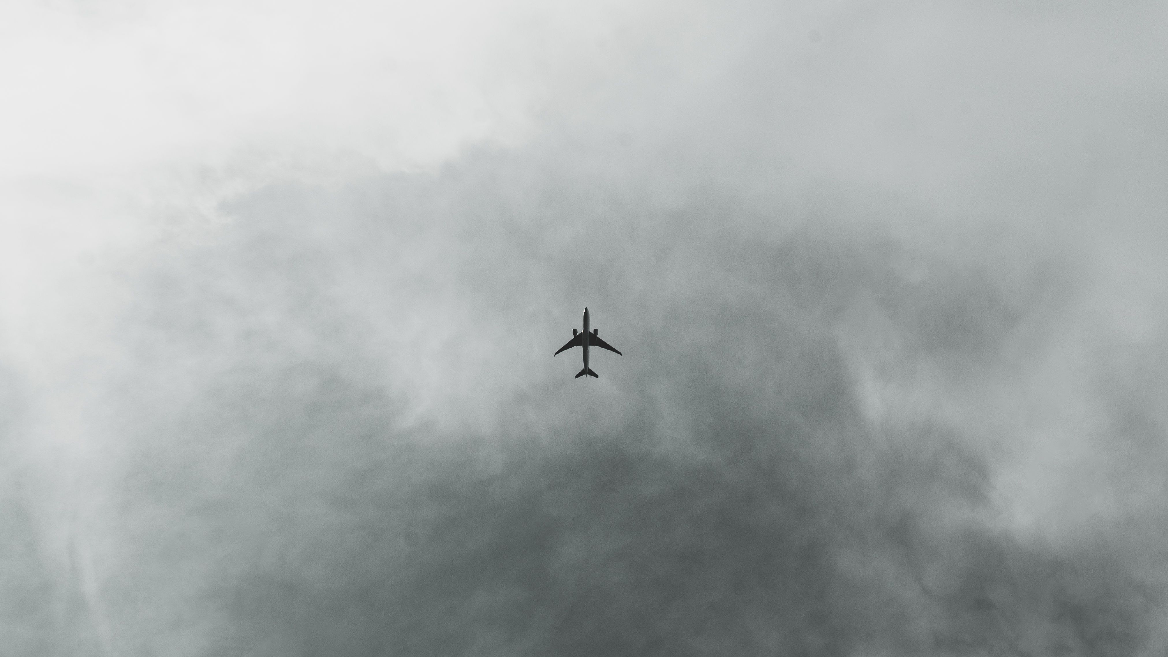 Bulutlu gökyüzünde uçan askeri bir drone