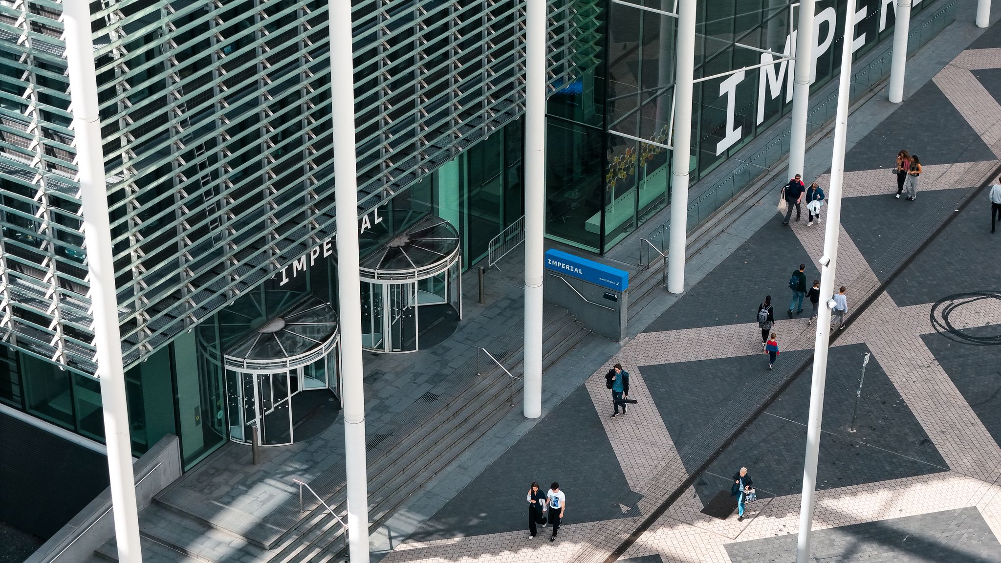 Workers Leaving Big Corporations for Small Businesses in UK