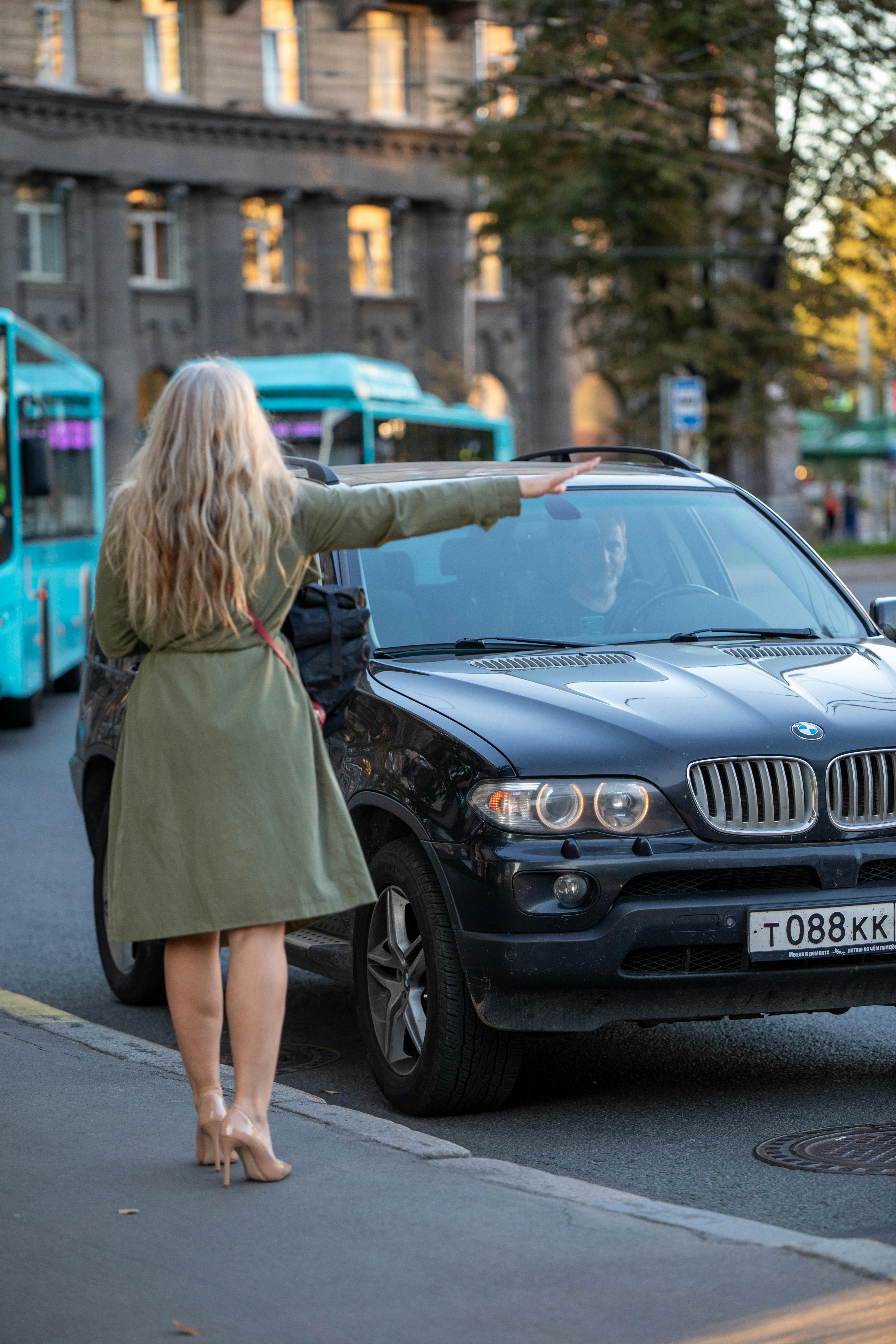 O șoferiță cu BMW a plonjat cu mașina de pe peron pe liniile de tren! Vezi detaliile incidentului.