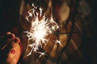 手持烟火的特写在夜间发光明亮，非常适合庆祝活动