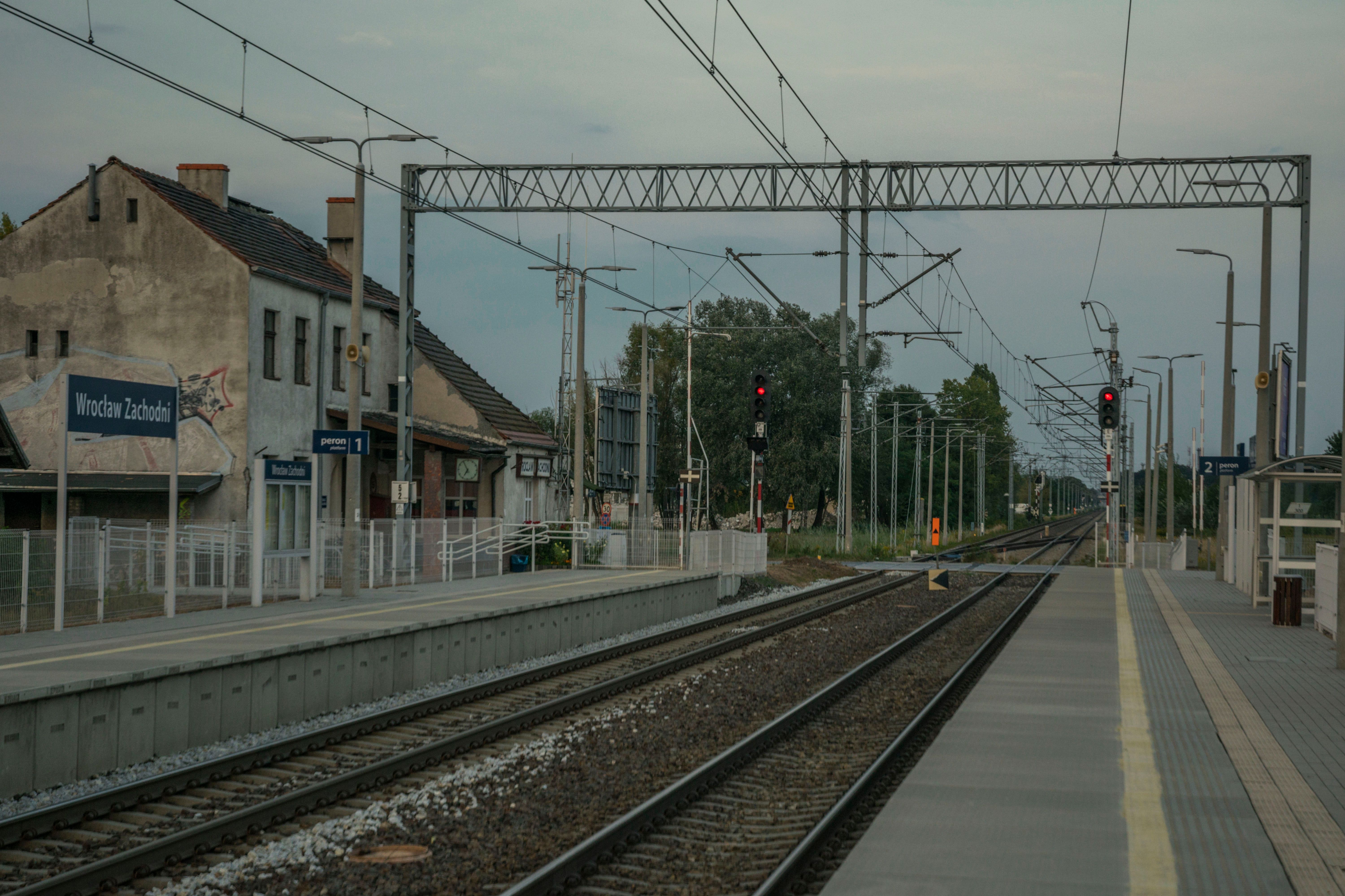 View of Wrocław Zachodni railway station with tracks and platforms on a clear day. — Trójmiasto