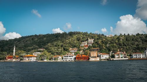 Free Charming hillside village by the water with lush greenery and vibrant architecture. Stock Photo