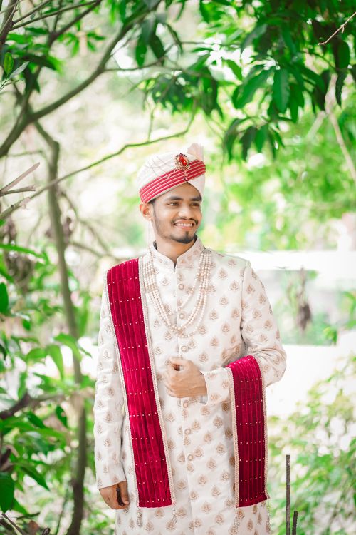 Free Smiling groom in embroidered sherwani and turban for a Bengali wedding. Stock Photo