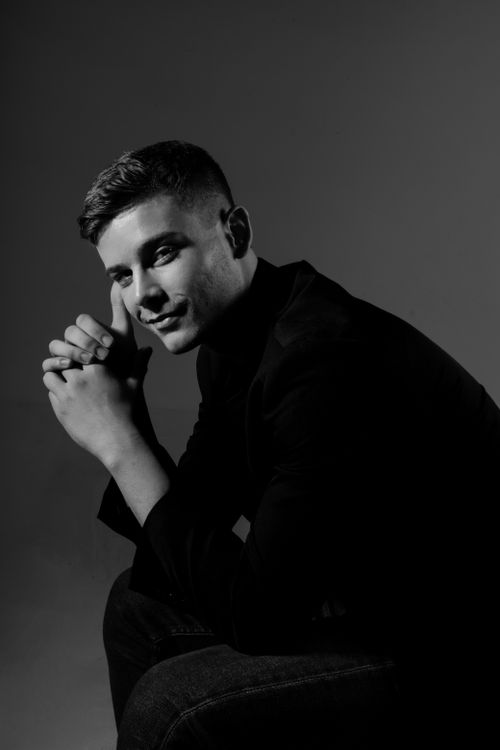 Free Black and white studio portrait of a pensive man in Belo Horizonte, Brasil. Stock Photo