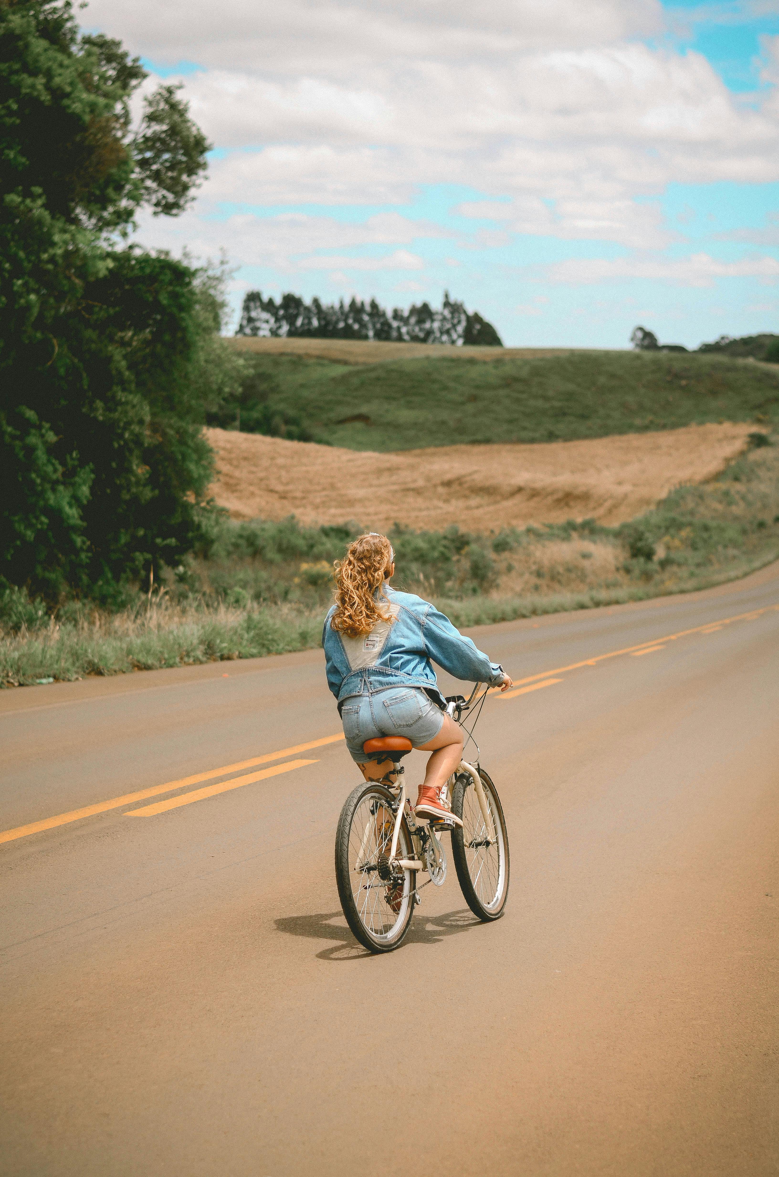 Person, Die Fahrrad Fährt · Kostenloses Stock Foto