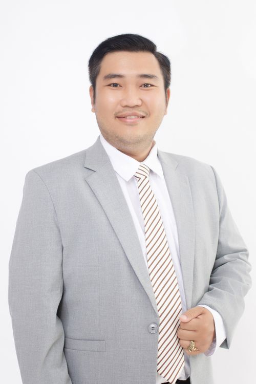 Free Portrait of a confident businessman wearing a grey suit and striped tie, exuding professionalism and success. Stock Photo
