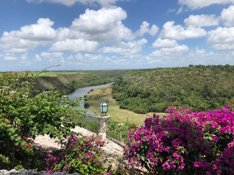 Vista de Altos de Chavón sobre el Río Chavón, La Romana, República Dominicana