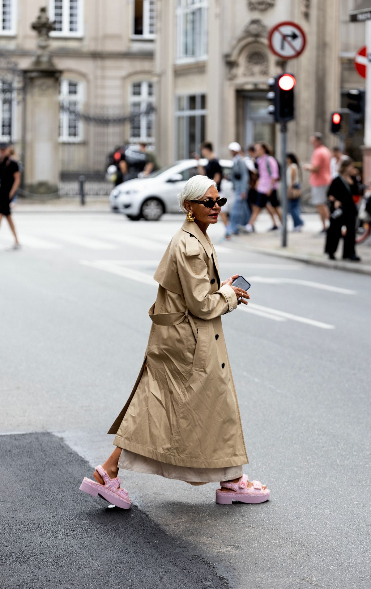 Street style thời trang đường phố, outfit cá tính được chụp lại chia sẻ lên mạng xã hội