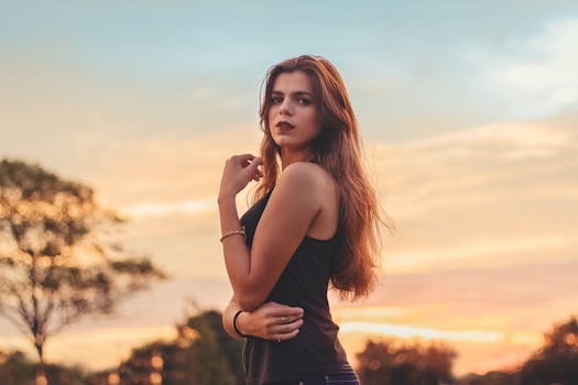 在巴西隆德里纳的日落户外，一位优雅的女人身着黑衣摆出姿势，捕捉时尚与宁静的时刻