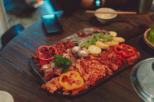 展示各种富含动物蛋白的食物,如肉类、鱼类和蛋奶