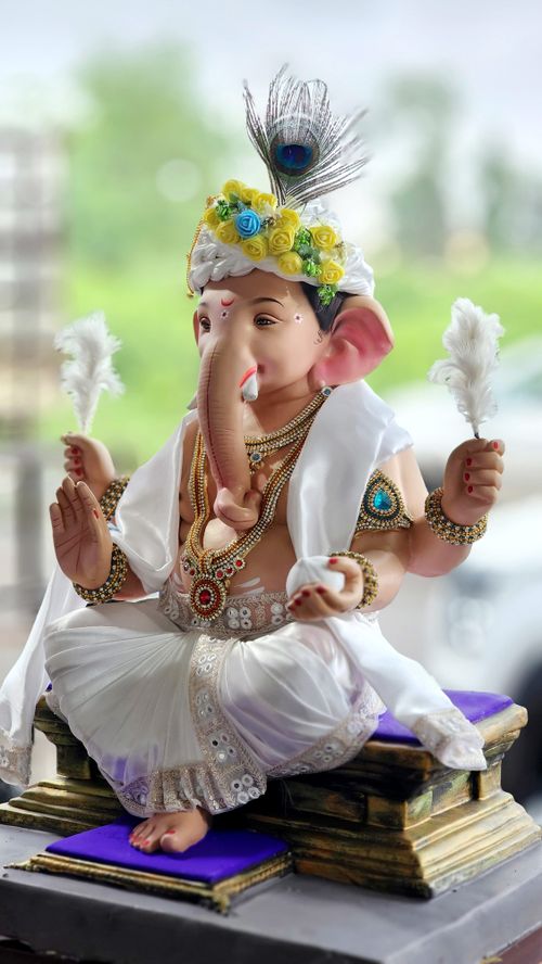 Free Beautiful Ganesh idol adorned in traditional attire, symbolizing Hindu culture and spirituality. Stock Photo