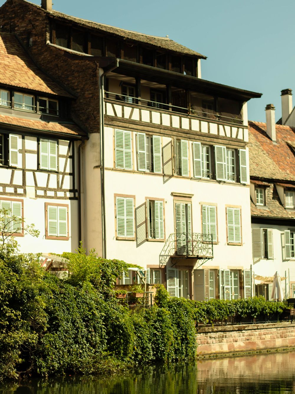 Case din lemn de-a lungul râului Ill în cartierul Petite France din Strasbourg