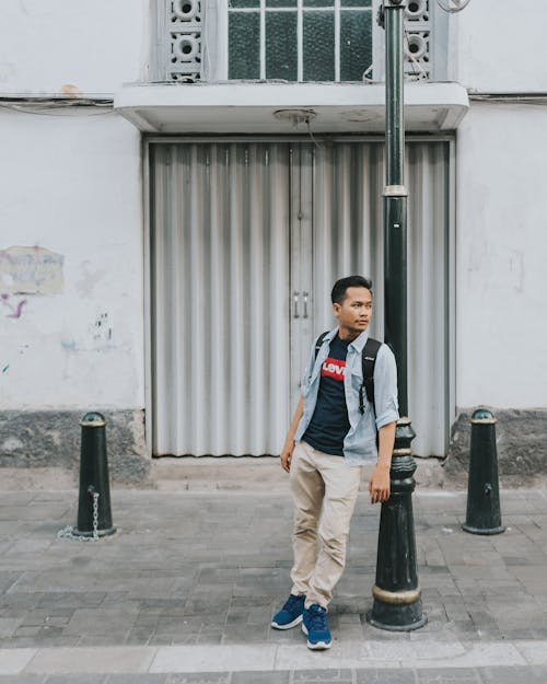 Uomo In Giacca Di Jeans Blu Abbottonata