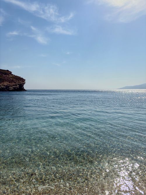 Free Peaceful beach with clear turquoise water, perfect for summer relaxation. Stock Photo