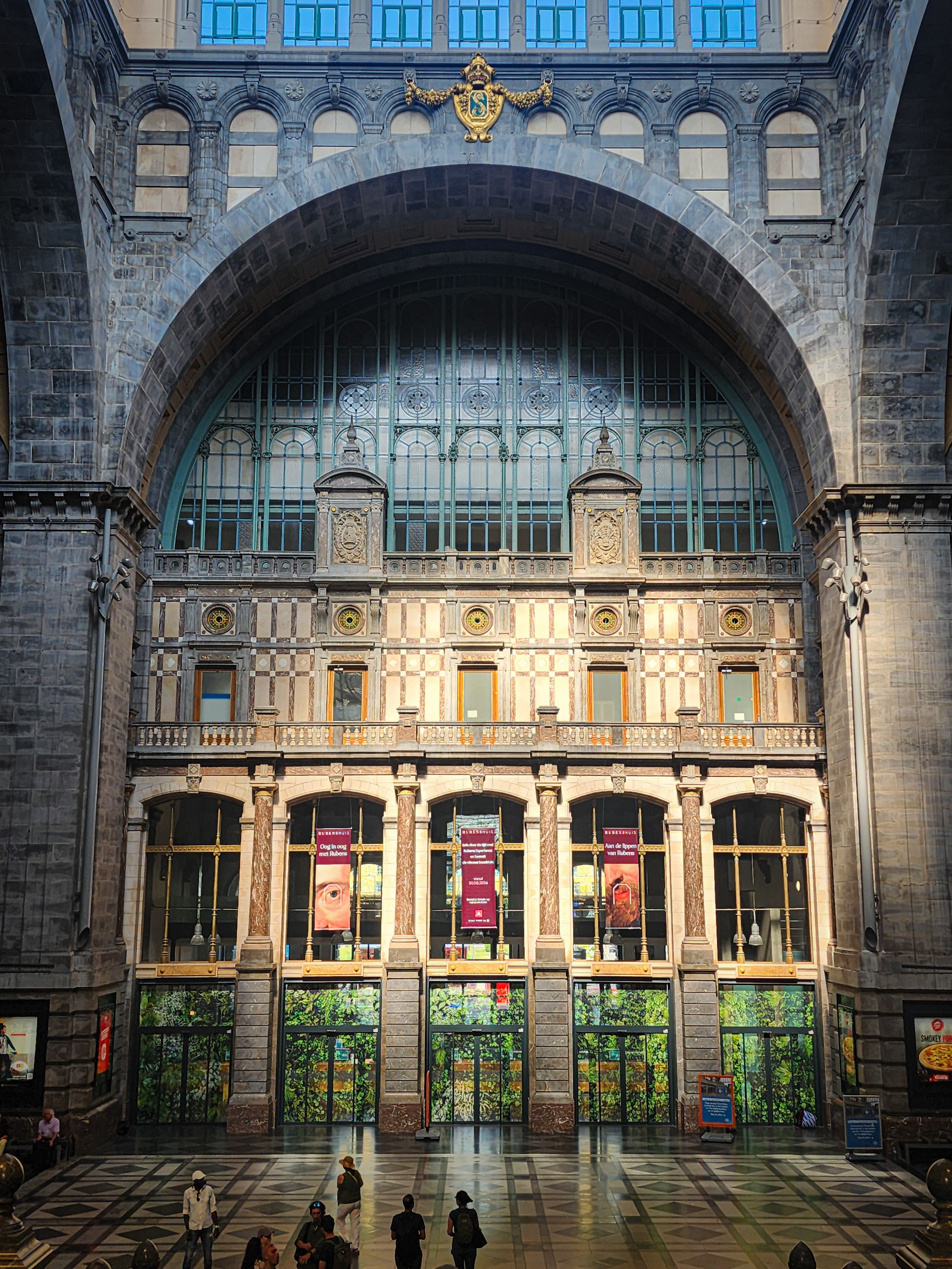 Trein perron in historisch station Antwerpen Centraal
