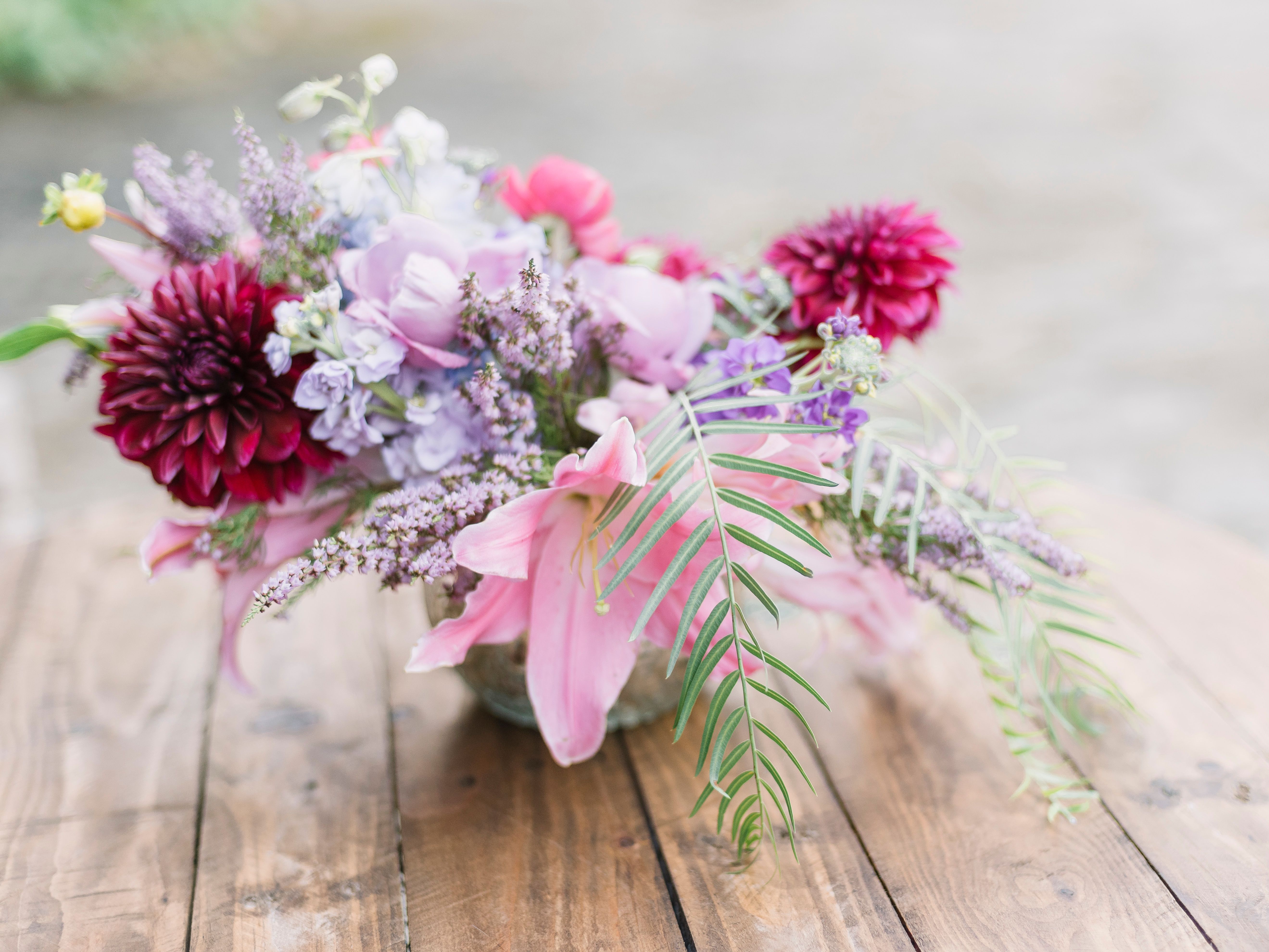 Trend: Eenvoudige zomerse tafeldecoratie met glazen.