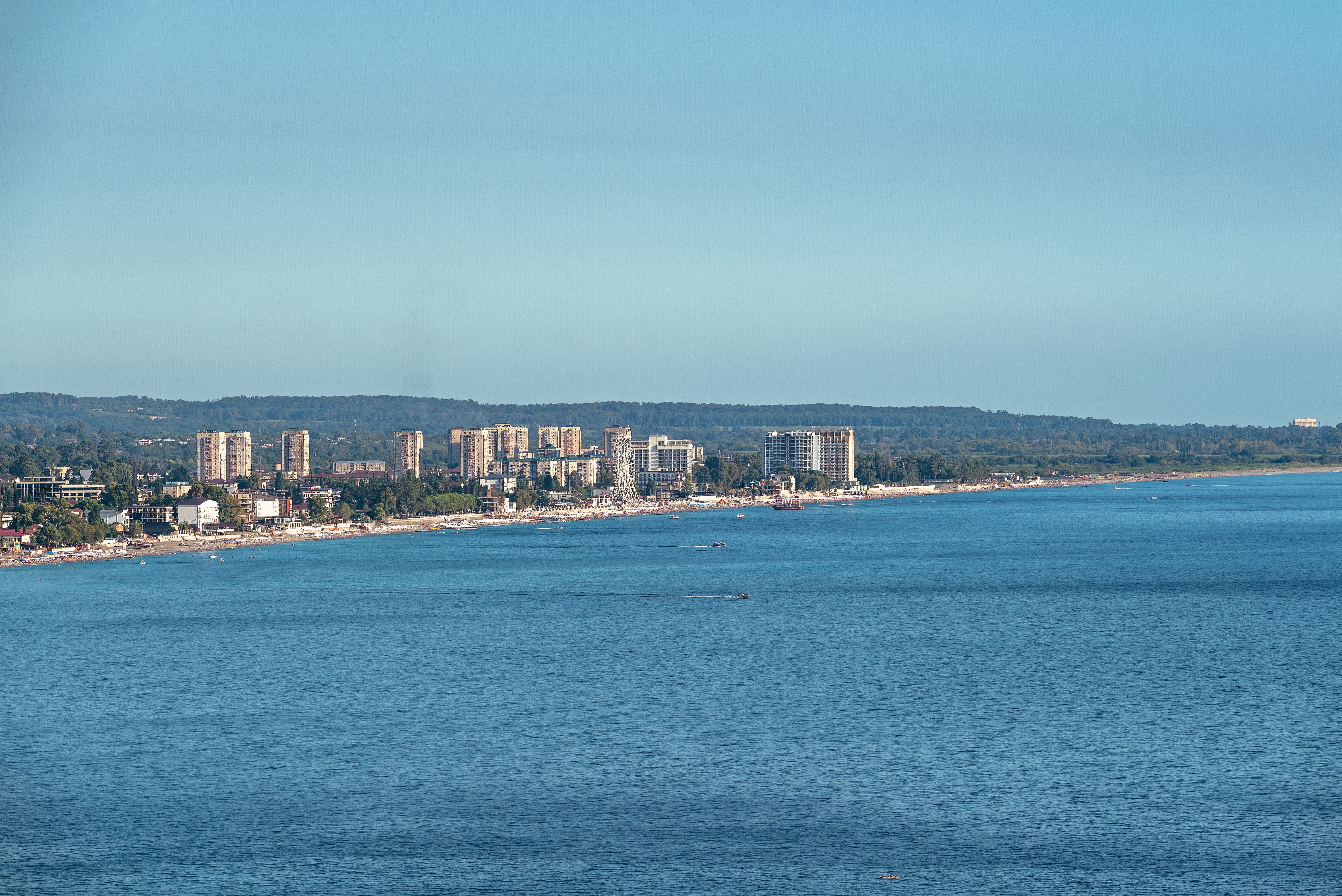 Panoramic view of the Гагра coastline with cityscape and clear blue sea, perfect for vacation and travel enthusiasts. — Trójmiasto
