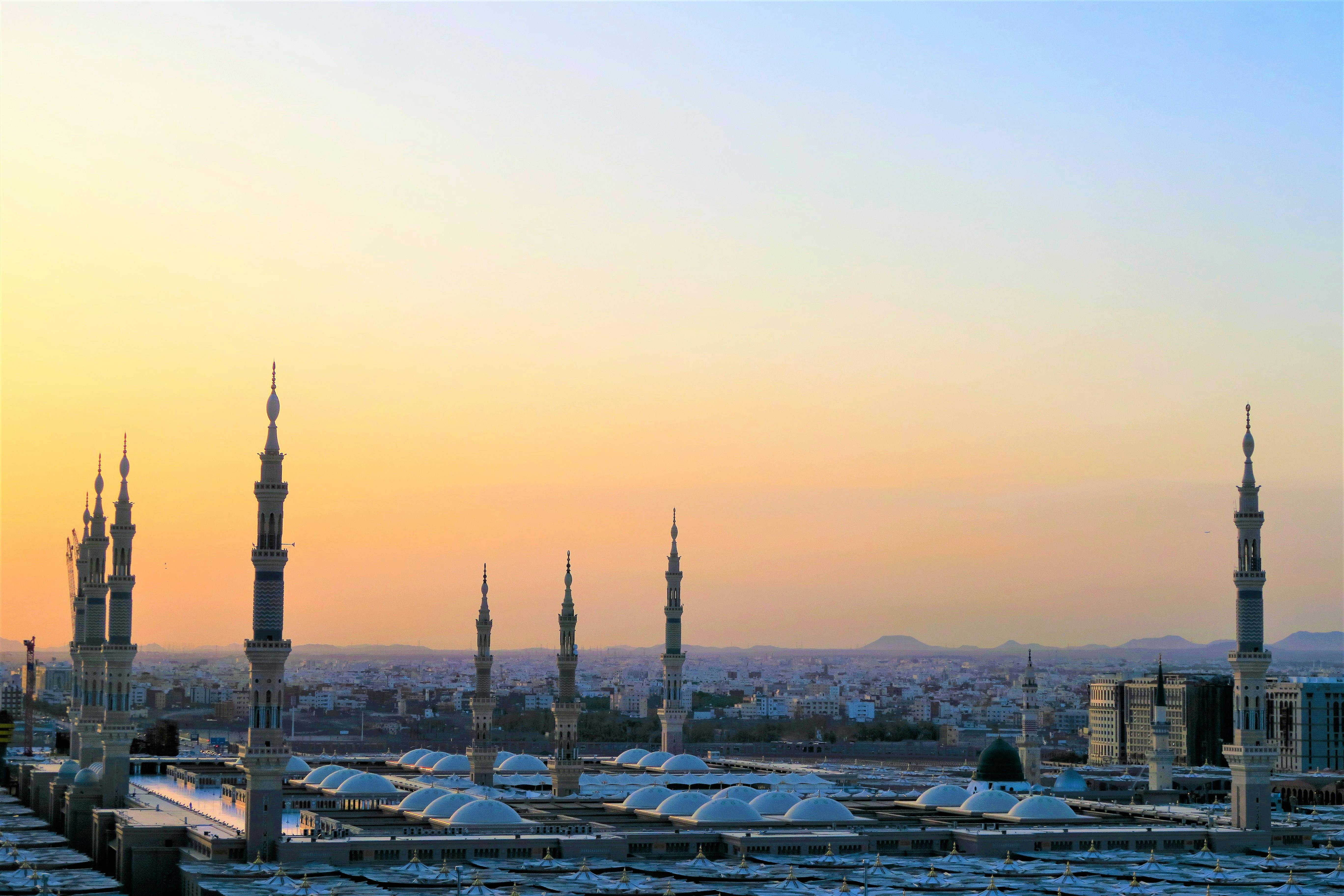 Download Peaceful night in the holy city of Medina | Wallpapers.com