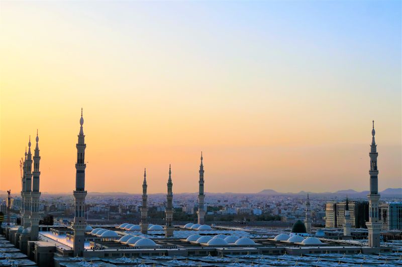 Minarets de la Mosquée du Prophète au coucher du soleil — hôtels Médine