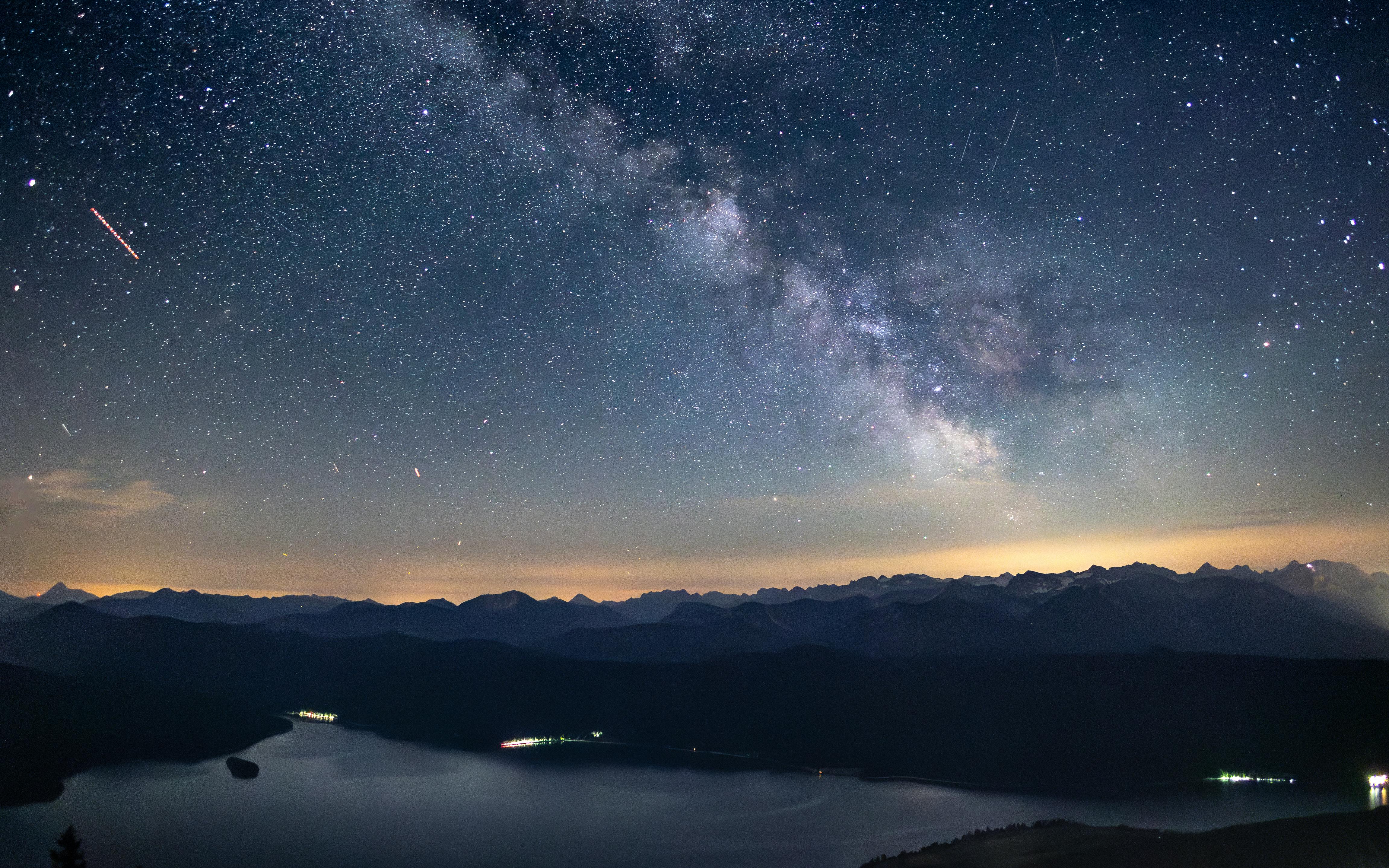 Yay burcunun enerjisini, keşif tutkusunu ve macera ruhunu yansıtan, yıldız haritası ve doğada özgürce vakit geçiren bir insan figürü.