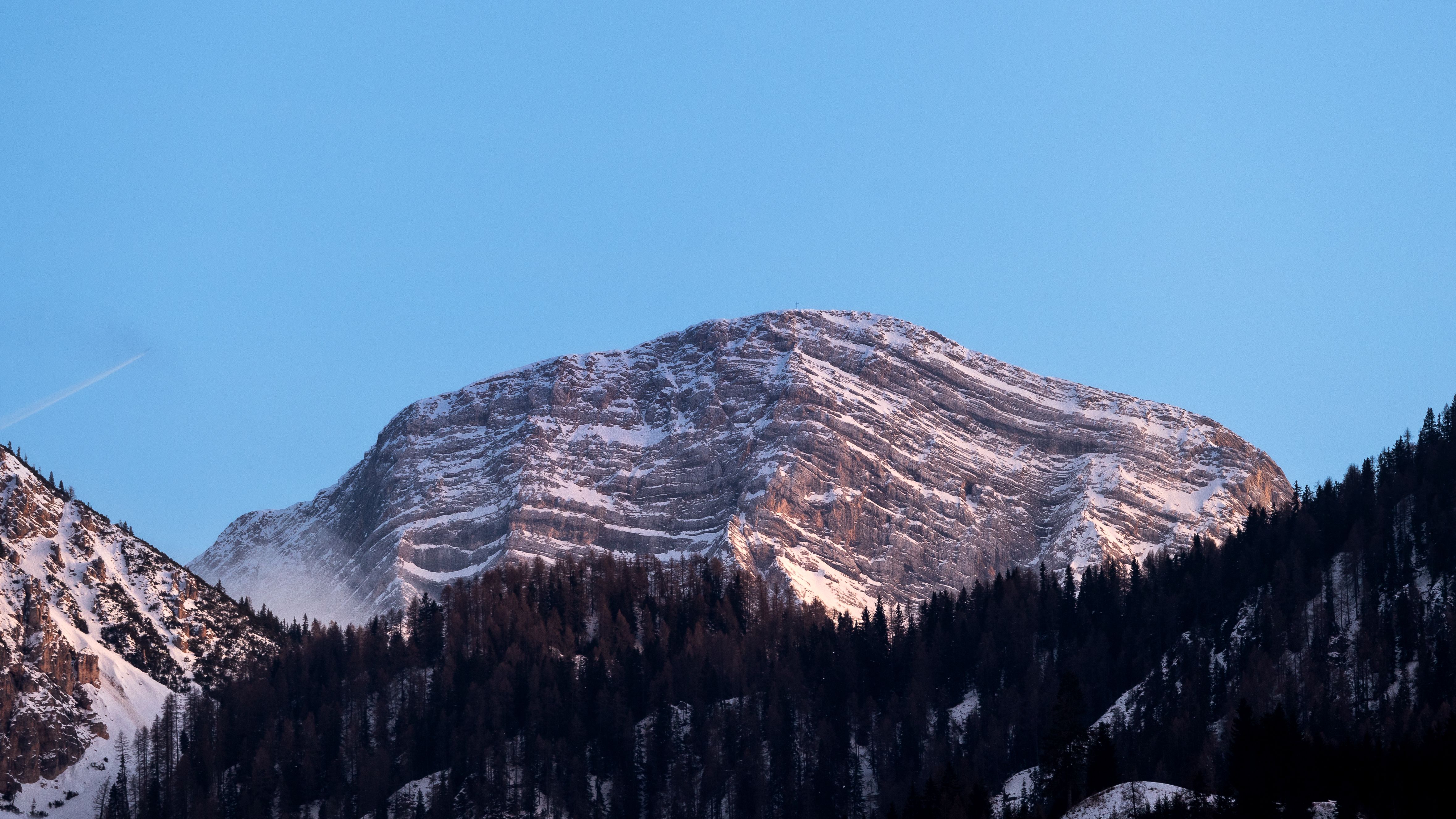 A mountain covered in snow and trees · Free Stock Photo