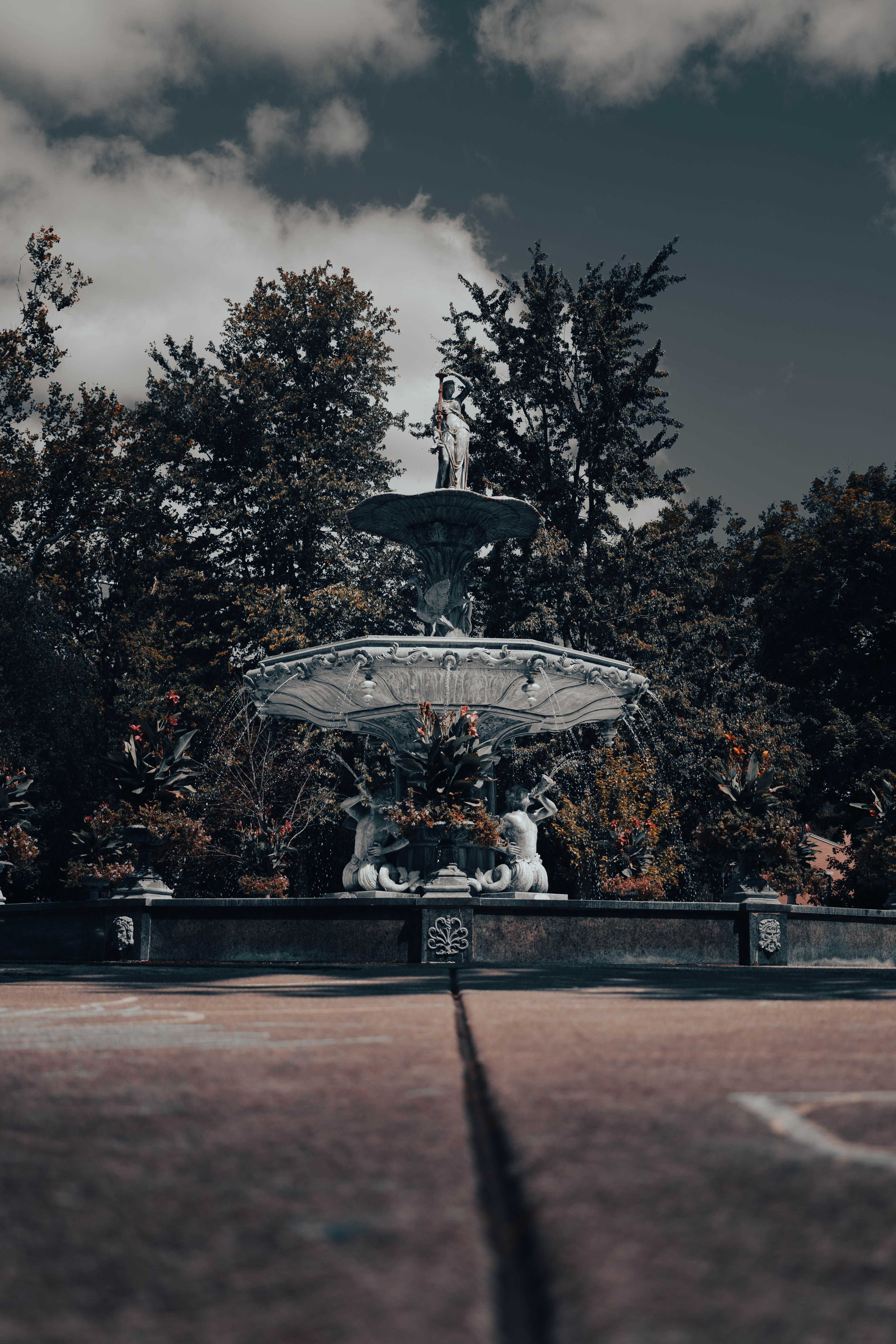 A fountain in the middle of a park · Free Stock Photo