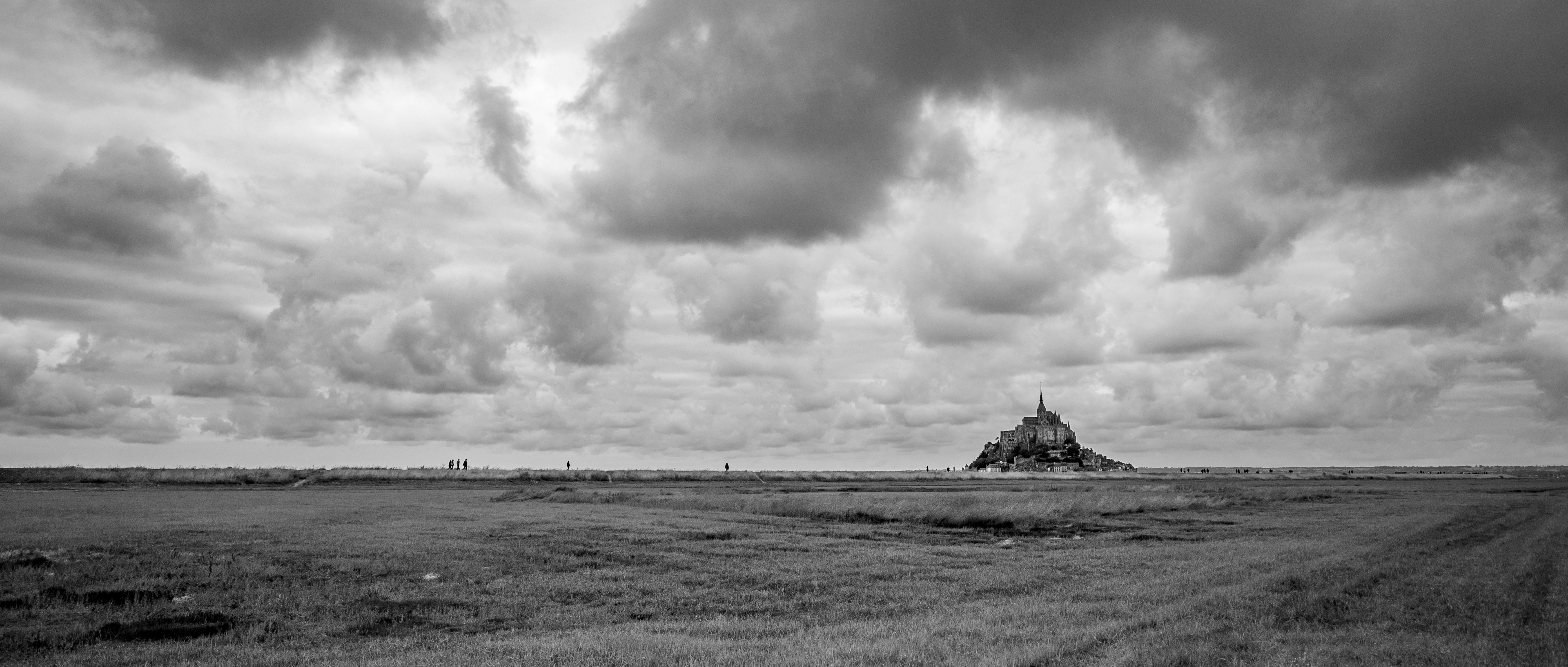 A black and white photo of a cloudy sky · Free Stock Photo