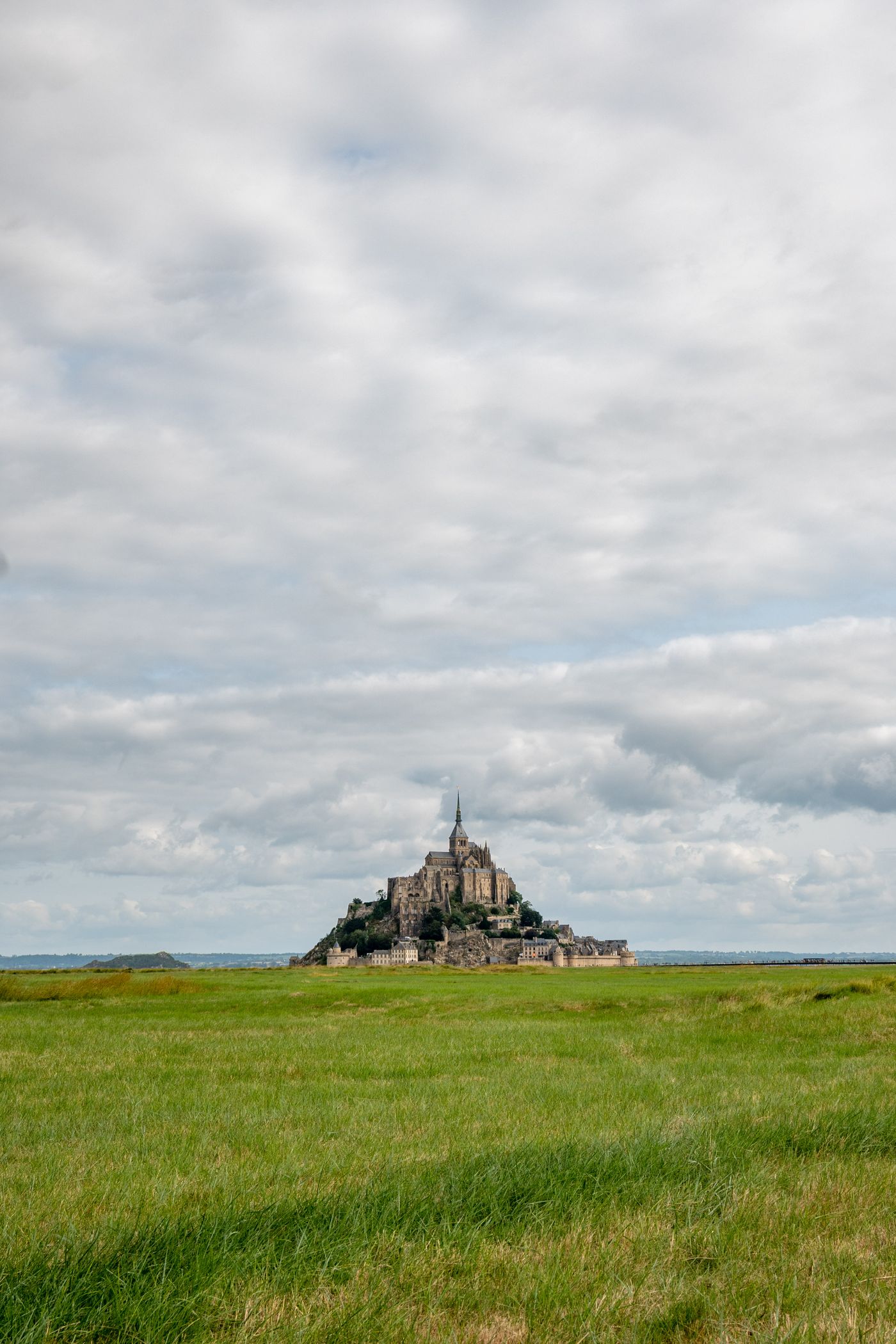 Le Mont-Saint-Michel vu depuis les champs en Normandie