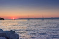 日落时分，亚得里亚海上帆船宁静的景象出现在克罗地亚的斯普利特-达尔马提亚县