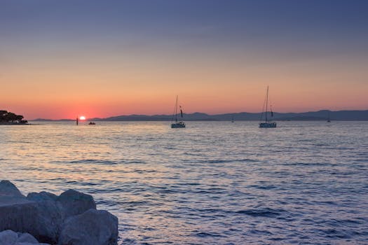 日落时分，亚得里亚海上帆船宁静的景象出现在克罗地亚的斯普利特-达尔马提亚县