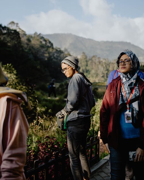 Orang Dalam Pakaian Kasual Di Luar Ruangan