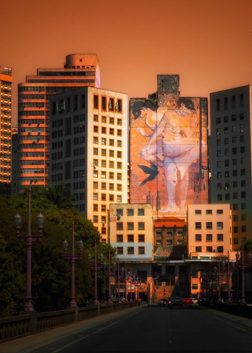 Free Belo Horizonte cityscape featuring vibrant street art at twilight. Urban serenity. Stock Photo