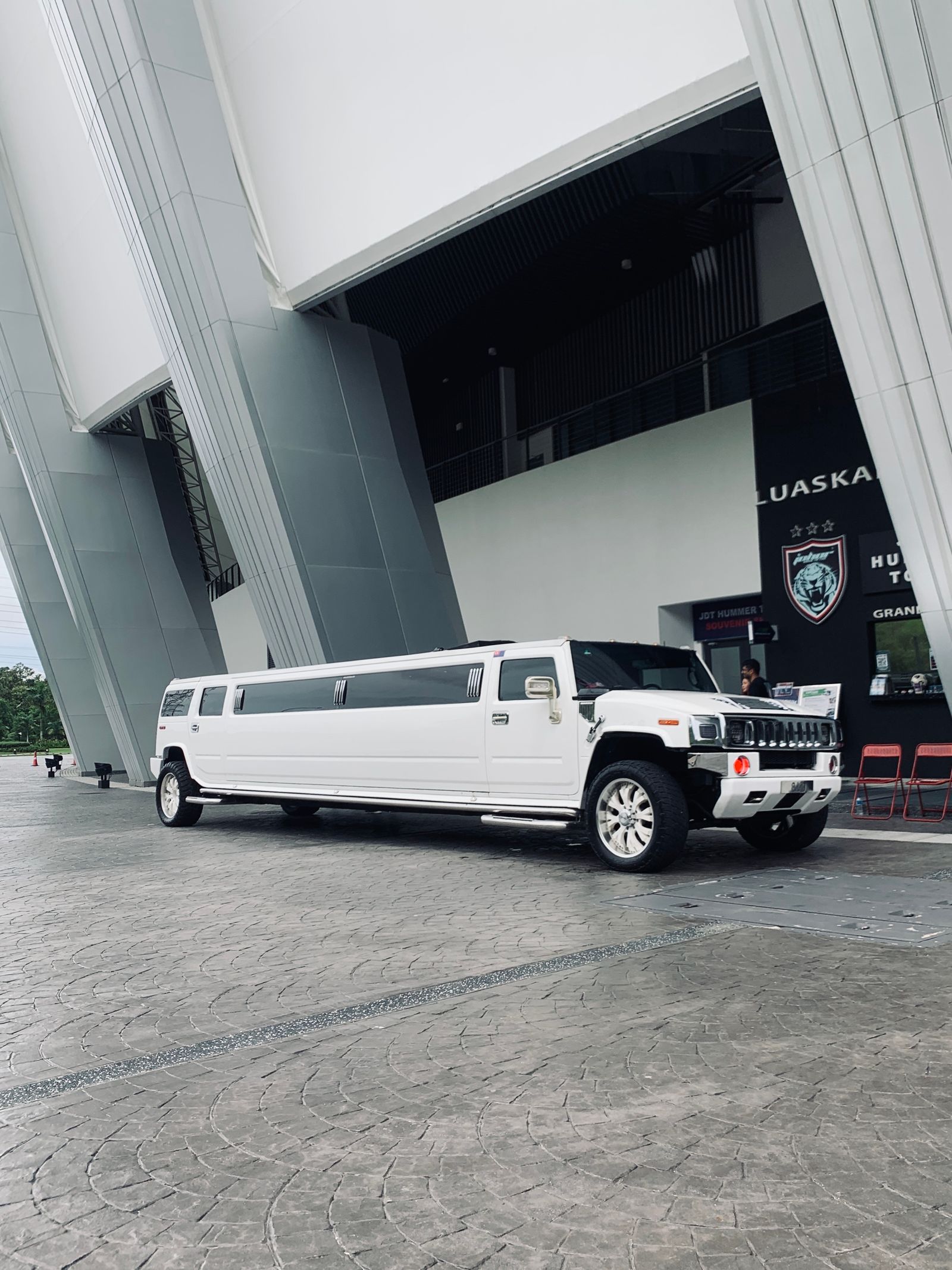 Limo Rental Guide: What Is a Limousine & When Should You Rent One?
